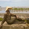 Madame THI VUON, autre bÃ©nÃ©ficiaire du programme, pour qui les nouvelles ressources autour de la mangrove (crevettes et palourdes), sont une source de revenus supplÃ©mentaires pour elle.