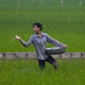 Ã la pÃ©riphÃ©rie de DA LOC, cette femme nourrit sa riziÃ¨re avec du bio fertilisant.