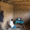 Village de Ghamoune. Casamance, Sénégal. La famille de Baboucar Sagna et ses 7 enfants. Les habitants du village viennent recharger leurs batteries chez lui.