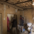 Village de Tenghori. Casamance, Sénégal. Vérification par l'équipe de Moboutou Diedhou dans la maison de madame N'Déye Abi.